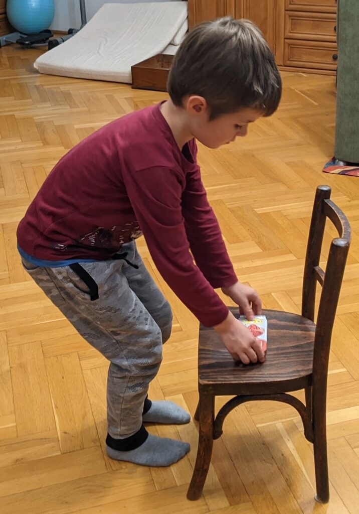 A kisgyermek automatikusan „majomban” áll, amikor testével le kell süllyednie.