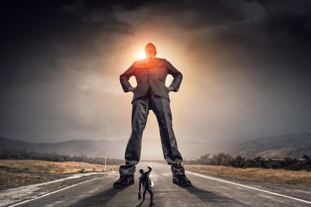 Úrhatnám férfi elnyomja az alatt a állókat.
