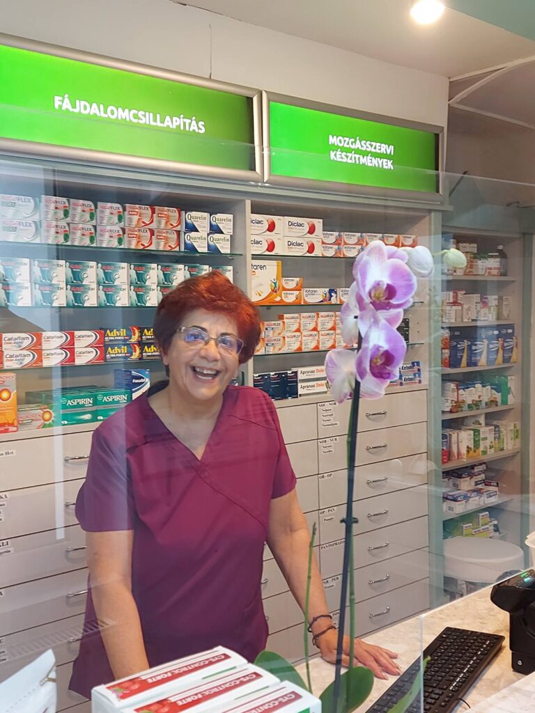 Bíró Csilla gyógyszerész az általa vezetett gyógyszertárban.