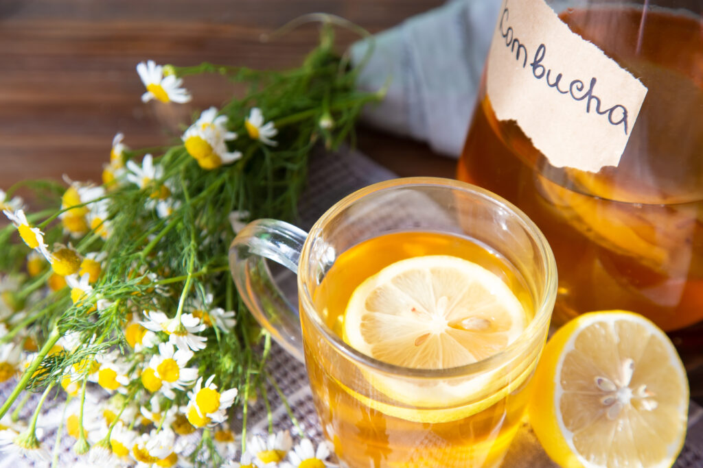 Kombucha ital kamillával.