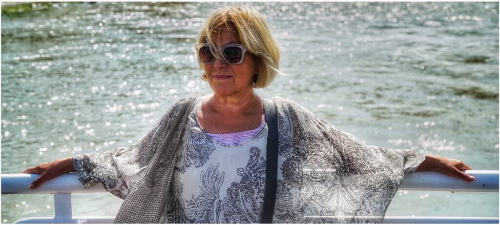 Eszterhai Katalin írónő hajózik az Ontárió tavon. 