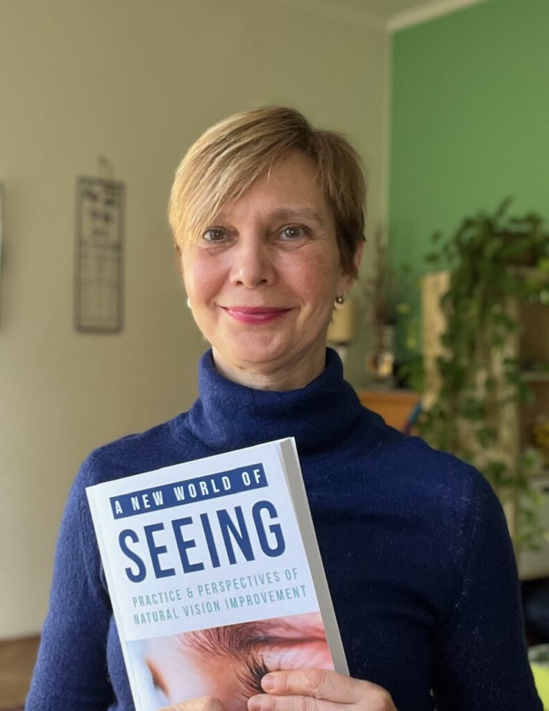 Dr. Ungváry Lilla szemorvos a rendelőjében.