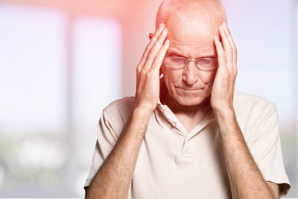 Szélütés, Parkinson-kór, Stroke. Idős férfi fogja a fejét. 