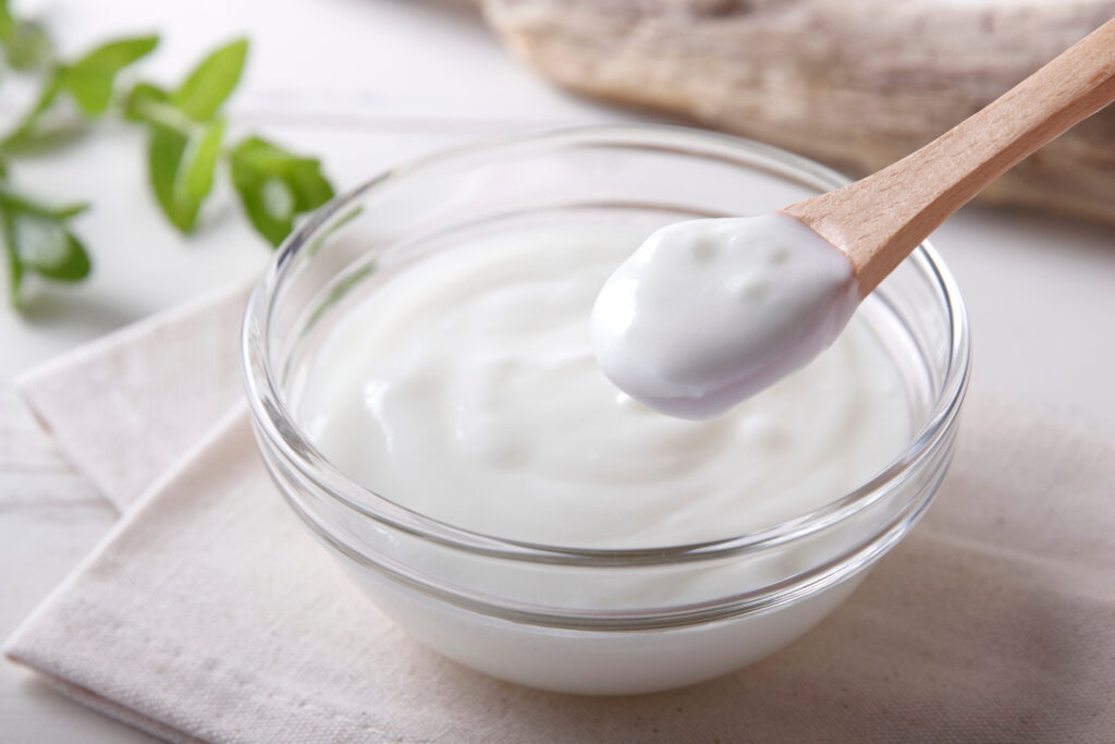 Joghurt kis tálban kanállal.