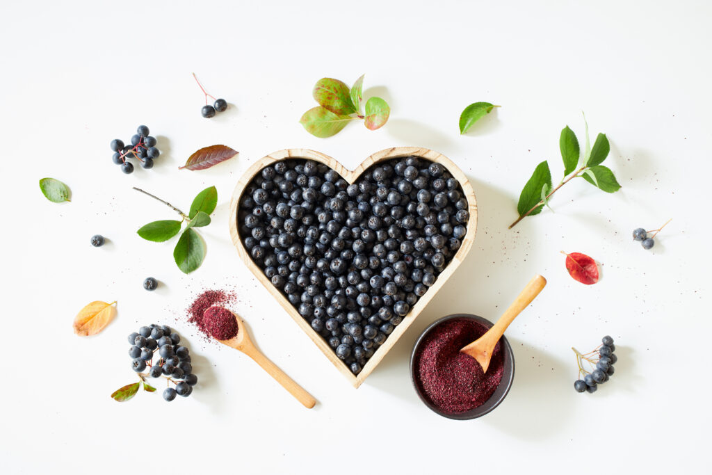 Aronia szív alakú kosárban és por formájában.