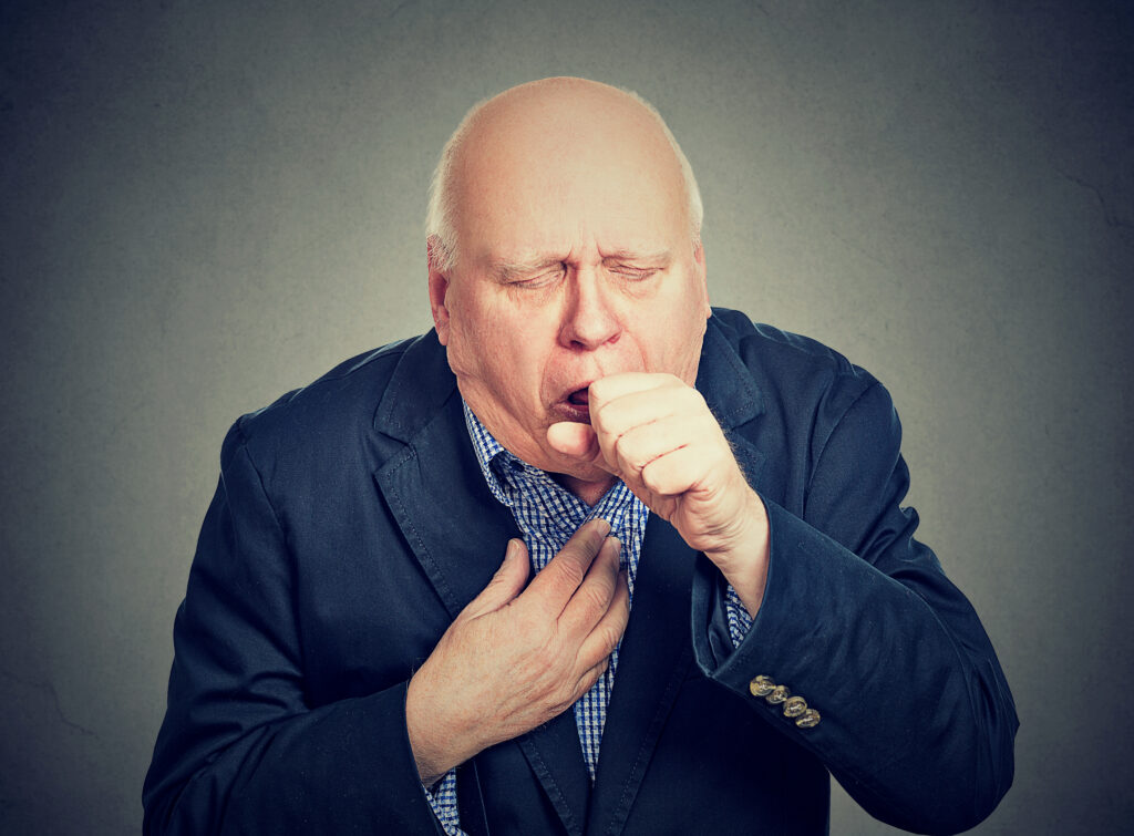 Idős férfi köhög, COPD-s betegségben szenved.