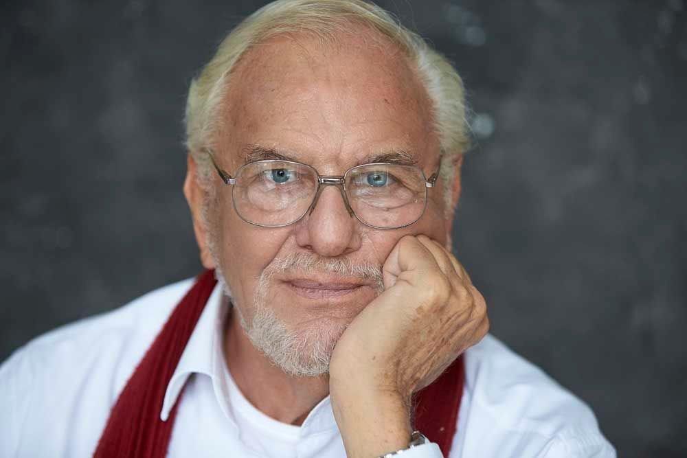 Müller Péter író portréja.