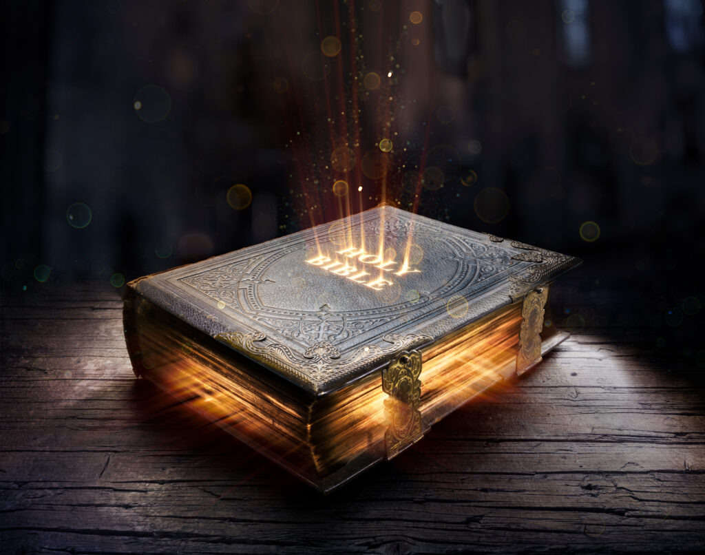 Szent Biblia egy fa asztalon, melyből sugárzik az isteni fény.
