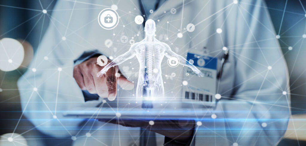 Táblagép, kéz vagy orvos emberi test hologrammal futurisztikus kutatáshoz, 3D-s mesterséges intelligencia elemzéshez vagy kórházi innovációhoz. Életbiztosítás, orvosi vagy férfi virtuális holografikus anatómiával a digitális egészségügyhöz.