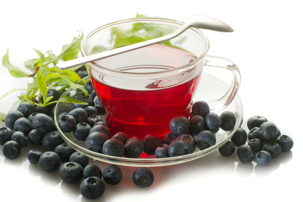 Fekete áfonya tea gyümölcsökkel.