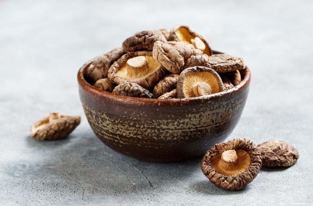 Szárított Shiitake (Lentinula edodes) egy edényben.
